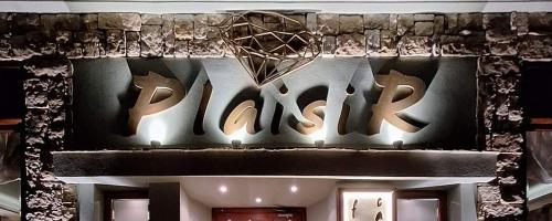 PlaisiR fashion bar cafe & kitchen